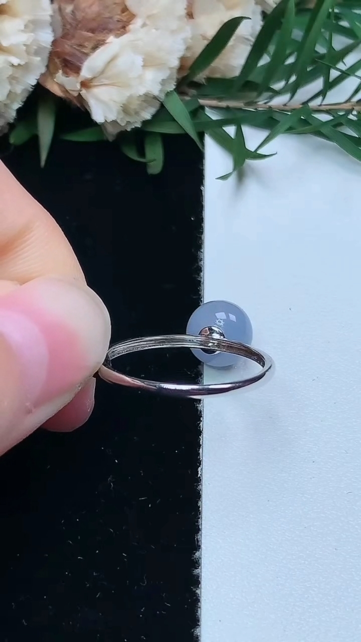 天然A货翡翠k金紫罗兰算盘珠戒指，尺寸17.2-7.8-5.7，重量:1.61g2026年3月31日
工厂直销收藏佳品,种好水足，色泽均匀，有种有色，上手高大气！