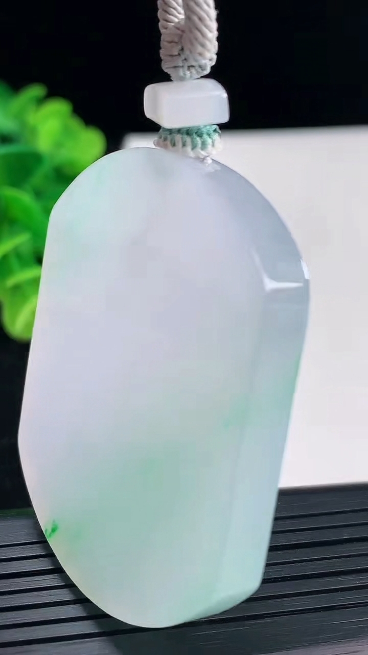 天然A货翡翠无事牌吊坠尺寸53.3-43.1-6.5重量:49.20g
3月31日