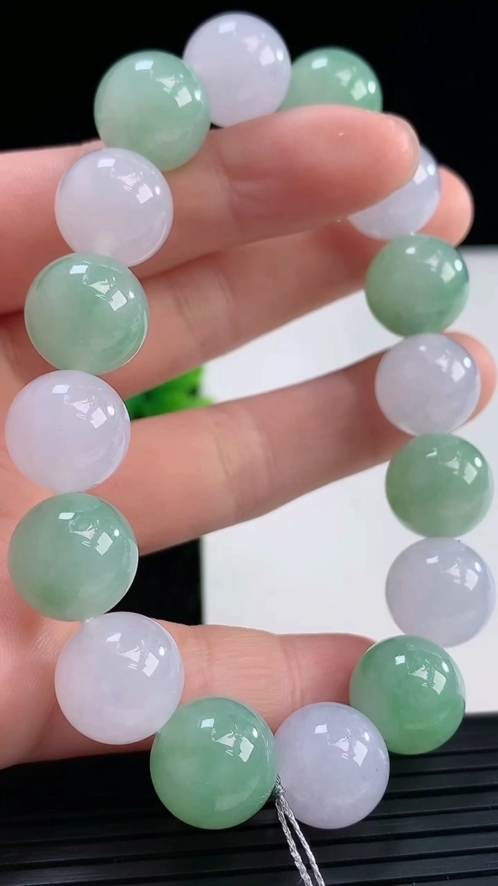 天然A货翡翠圆珠手串尺寸12.3-16颗重量:52.37g3月31日
工厂直销收藏佳品,种好水足，色