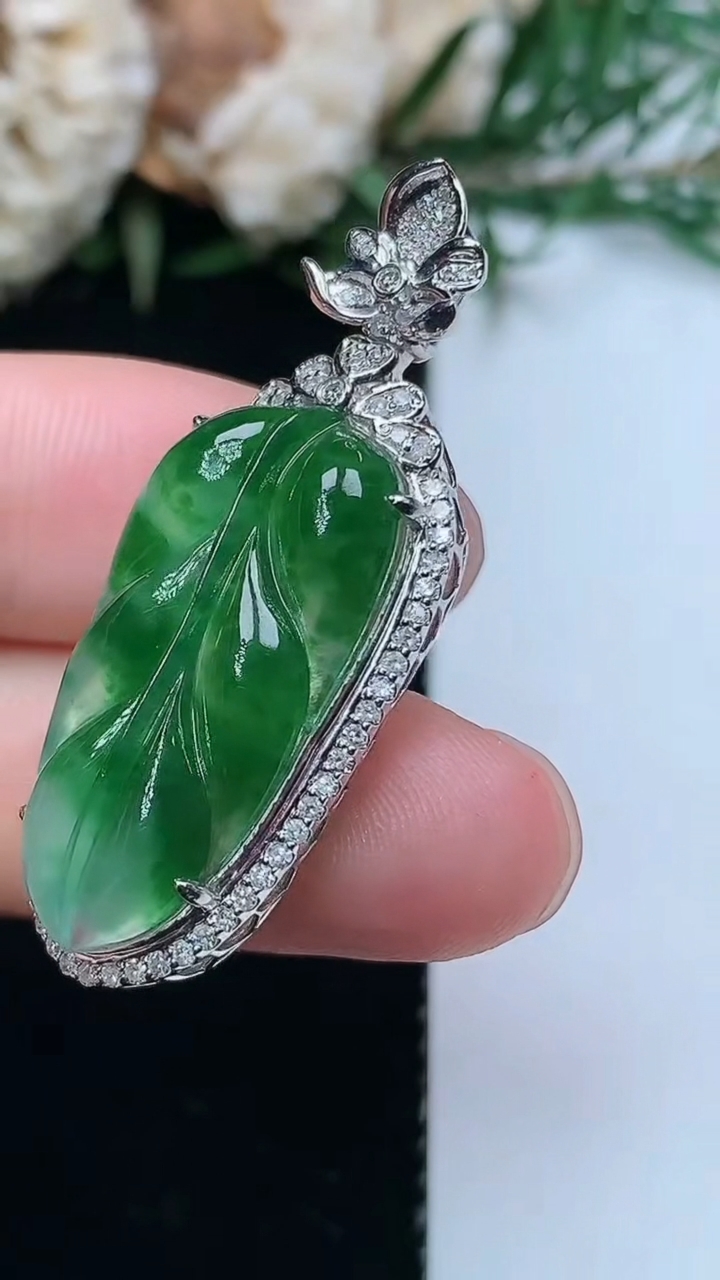 天然A货翡翠金枝玉叶 叶子吊坠，尺寸38.6-15.8-8.8，裸石24.5-13.3，重量:4.28g
3月31日