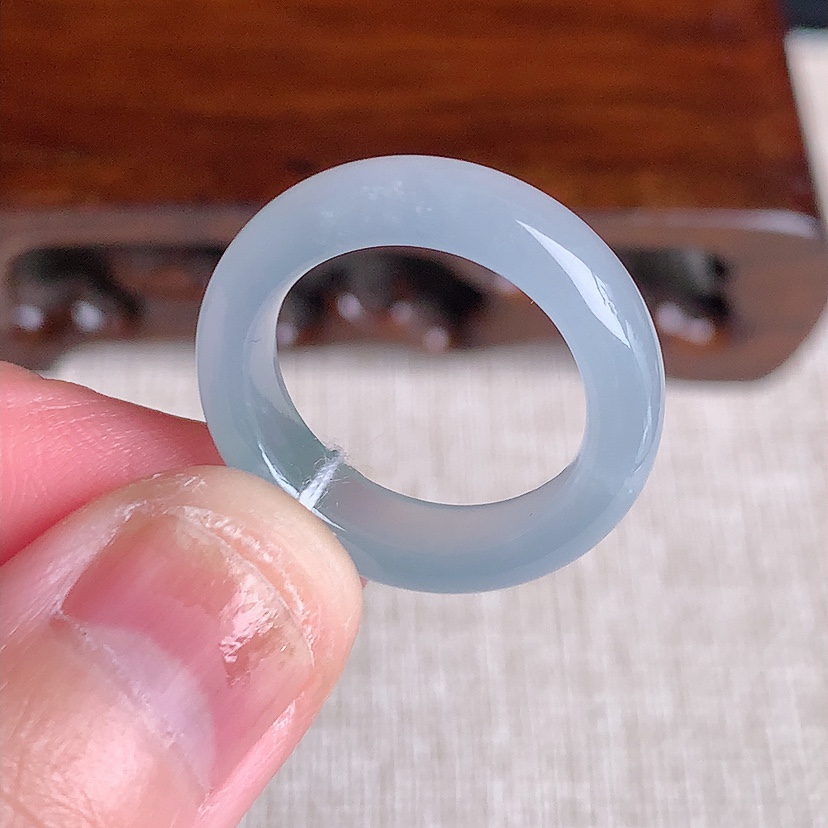 天然A货翡翠飘花素面戒指 
尺寸16.8-5.5-3.6mm 重量3.53g 0329