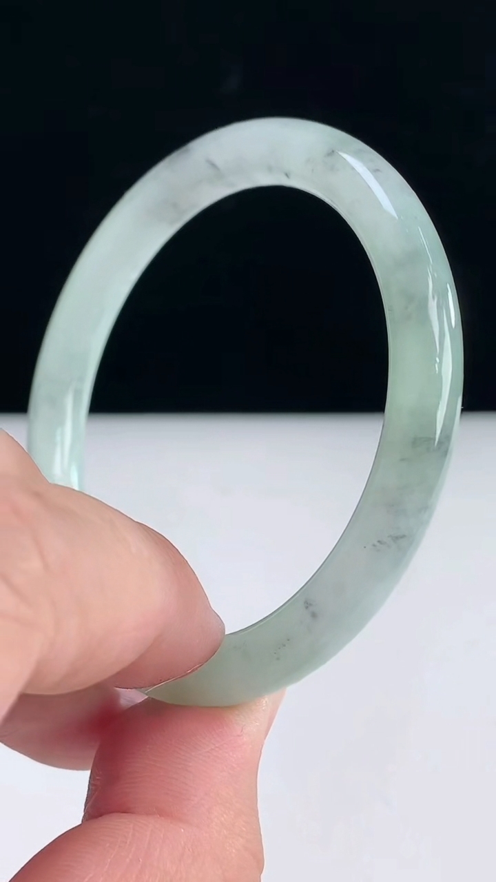 圈口52-53翡翠a货飘圆条手镯尺寸52.4-7-7.4重:25.76g2363月31日