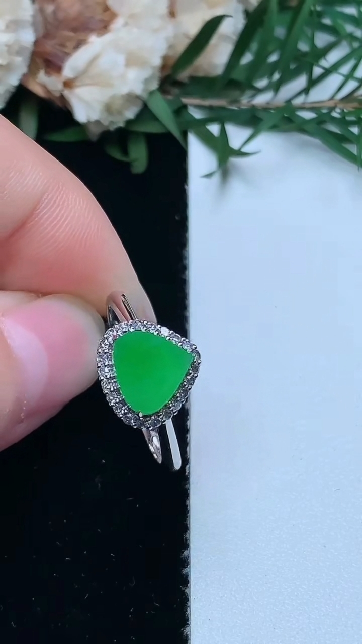 天然A货翡翠水滴戒指，尺寸17.3-7.7-8，重量:2.31g2026年3月31日
工厂直销收藏佳品,种好水足，色泽均匀，有种有色，上手高大气！