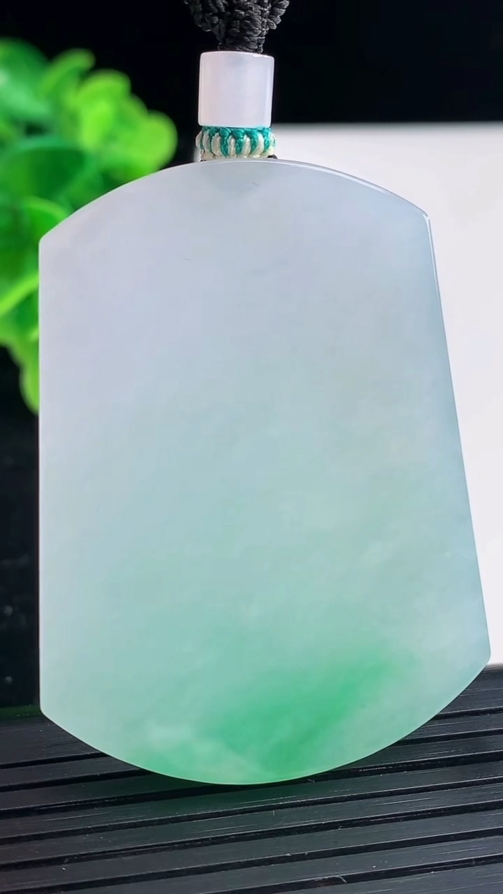 天然A货翡翠无事牌吊坠尺寸51.1-38-5.9重量:37.44g
3月31日