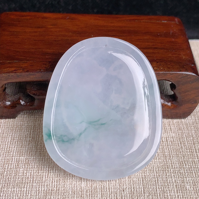 天然A货翡翠飘花生肖狗吊坠 
尺寸50-41.6-5.6mm 重量21.13g 0329