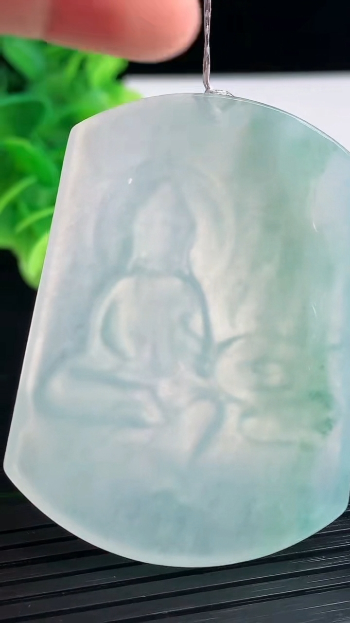 天然A货翡翠种飘花观音菩萨吊坠尺寸54.5-39.9-4.9重量:30.07g
3月31日