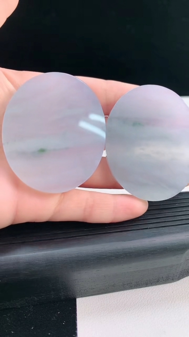 天然A货翡翠种飘花无事牌镶嵌件一对尺寸49.8-41.4-5.4重量:63.56g
3月31日