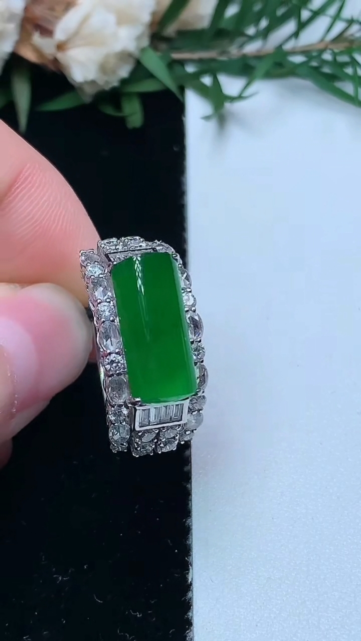 天然A货翡翠马鞍戒指，尺寸17.2-13.3-6.2，重量:5.56g2026年3月31日
工厂直销收藏佳品,种好水足，色泽均匀，有种有色，上手高大气！