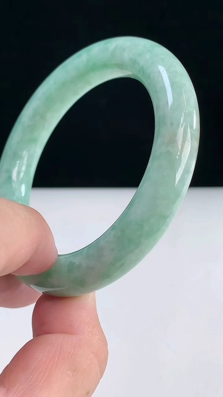 圈口56-57翡翠a货圆条手镯尺寸57-11.4重:74.64g 873月31日