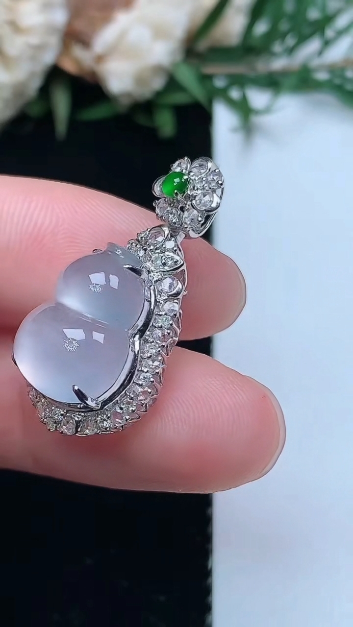 天然A货翡翠白冰葫芦吊坠，尺寸26.9-13.8-10.8，裸石13.6-10.5，重量:3.21g
3月31日，重量:3.21g