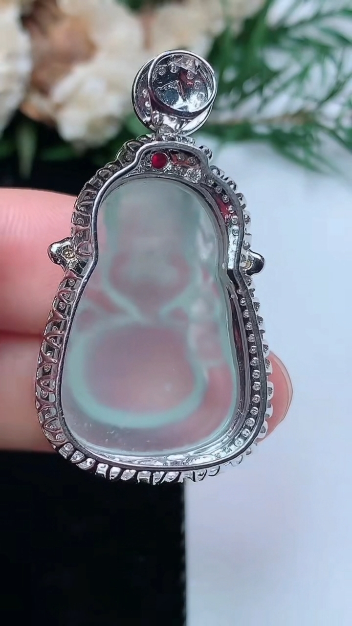 天然A货翡翠白冰财神爷吊坠，尺寸38.2-20.5-12.8，裸石25.7-17.4，重量:7.21g
3月31日，重量:7.21g