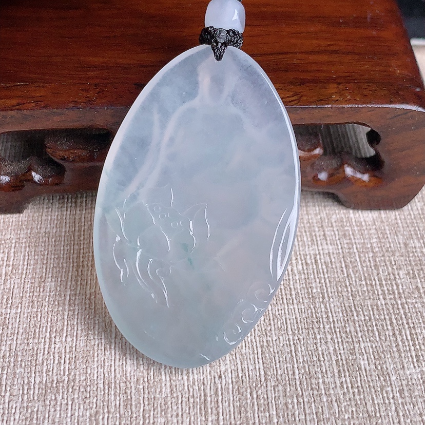 天然A货翡翠飘花大势至菩萨吊坠 
尺寸49.6-31.2-5.4mm 重量20.95g 0329