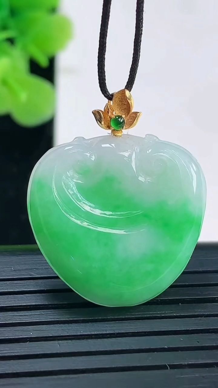 天然A货翡翠如意头吊坠尺寸22.3-23.4-4重量:4.47g
3月31日