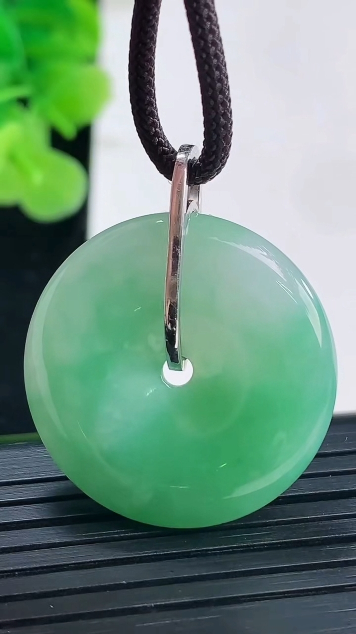 天然A货翡翠平安扣吊坠尺寸27.3-6.3重量:10.94g
3月31日