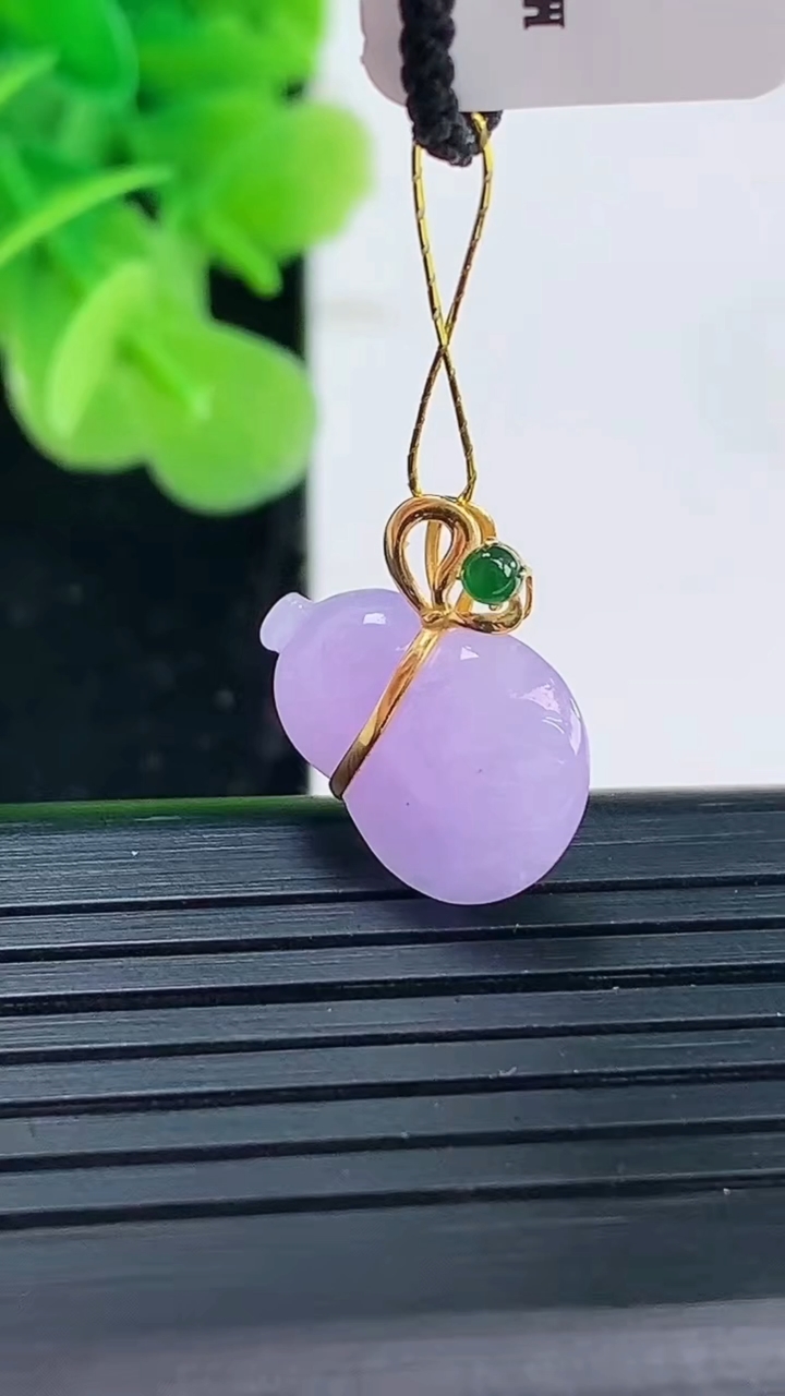 天然A货翡翠18K金紫罗兰葫芦吊坠尺寸15.3-13.8-4.5重量:1.53g
3月31日