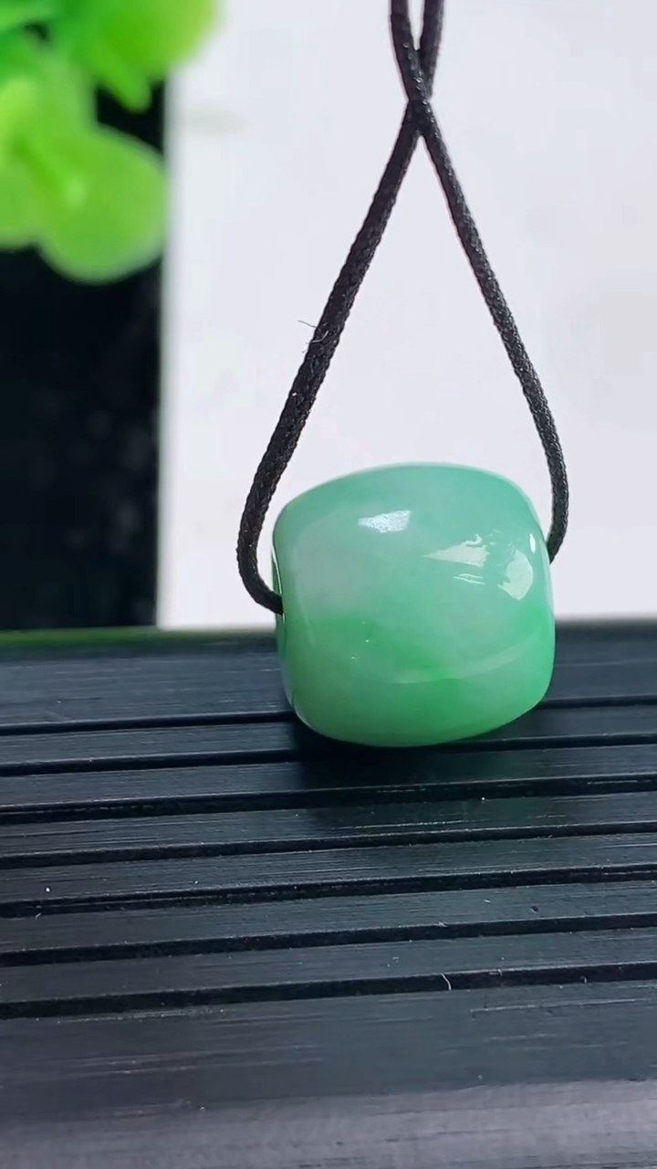 天然A货翡翠路路通吊坠尺寸12.6-11.8重量:4.09g
3月31日