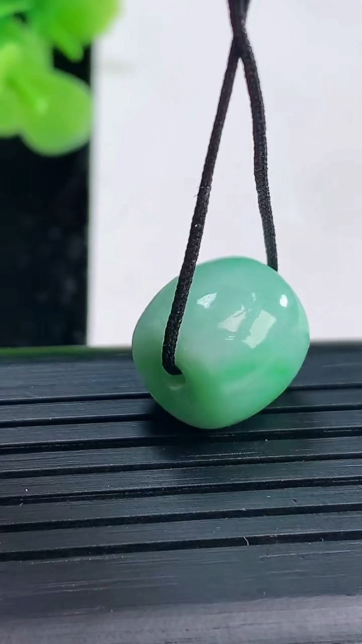 天然A货翡翠路路通吊坠尺寸12.6-11.8重量:4.09g
3月31日