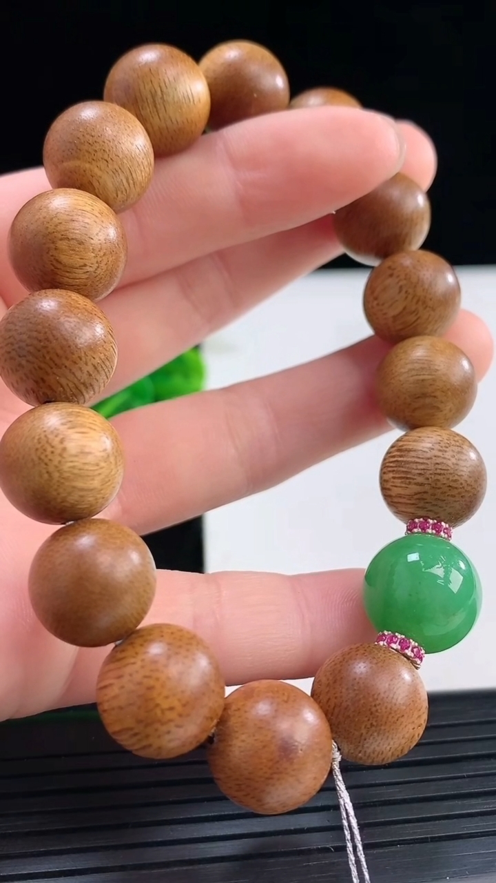 天然A货翡翠檀香圆珠手串尺寸13.4重量:11.73g3月31日
工厂直销收藏佳品,种好水足，色泽均