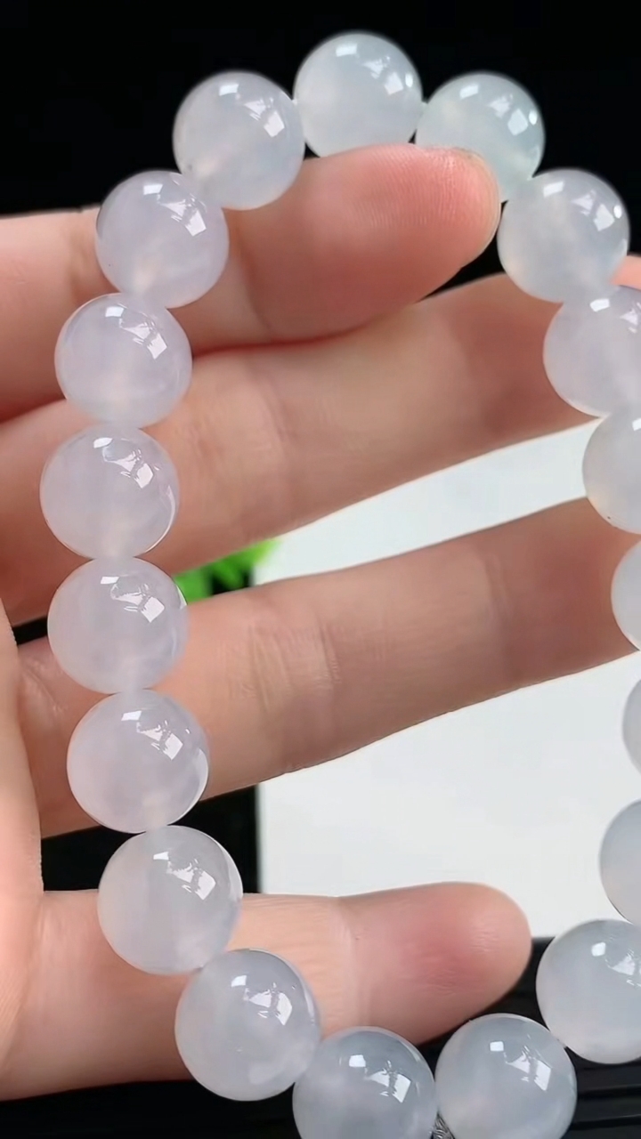 天然A货翡翠圆珠手串尺寸9.8-19颗重量:32.72g3月31日
工厂直销收藏佳品,种好水足，色泽均匀，有种有色，上手高大气！