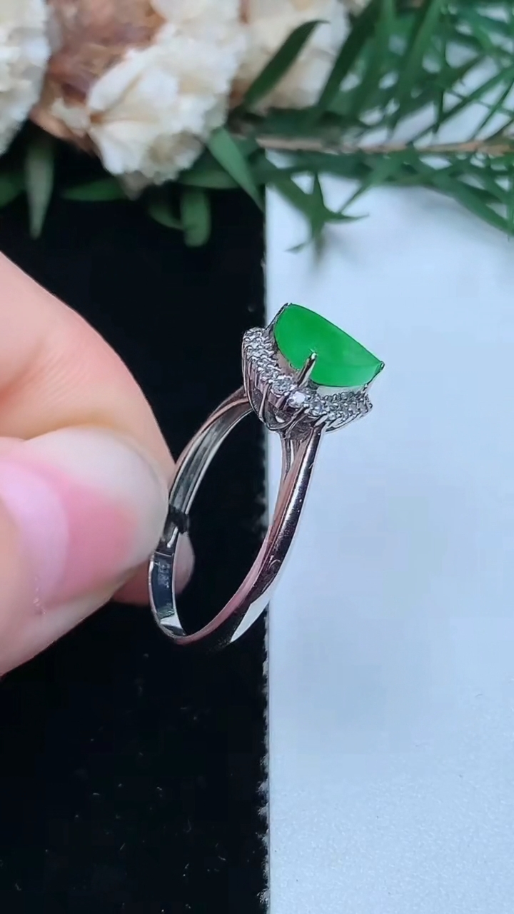 天然A货翡翠水滴戒指，尺寸17.3-7.7-8，重量:2.31g2026年3月31日
工厂直销收藏佳品,种好水足，色泽均匀，有种有色，上手高大气！