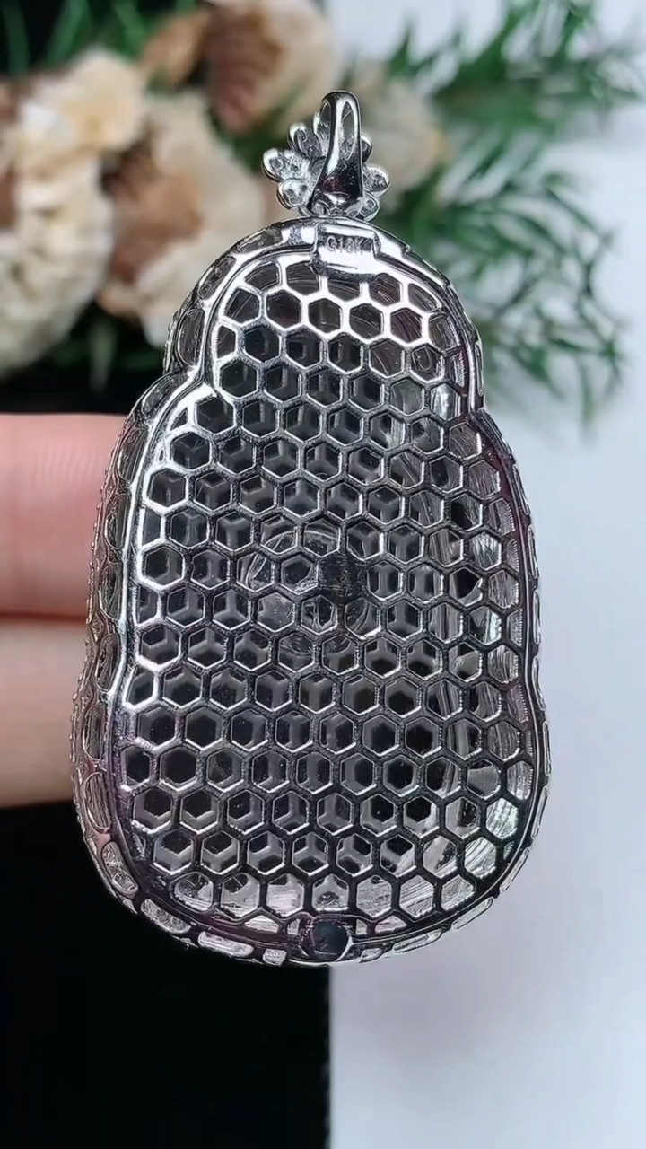 天然A货翡翠布袋佛吊坠，尺寸55.5-30-11.3，裸石41.6-27.6，重量:14.36g
3月31日