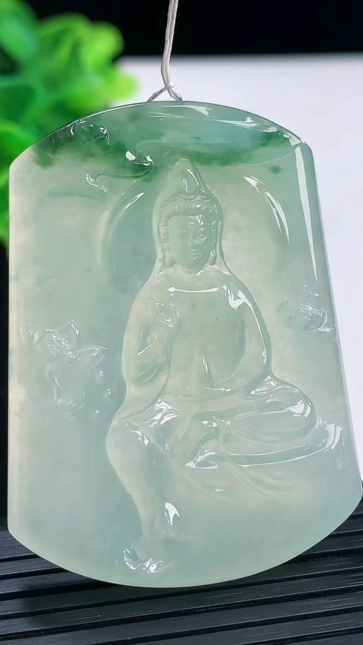 天然A货翡翠种飘花观音菩萨吊坠尺寸52-39.1-6.5重量:31.05g
3月31日