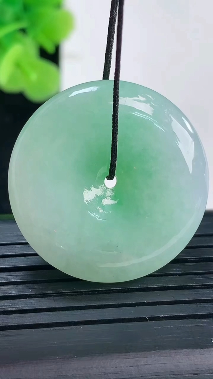 天然A货翡翠平安扣吊坠尺寸29.6-6.7重量:12.89g
3月31日