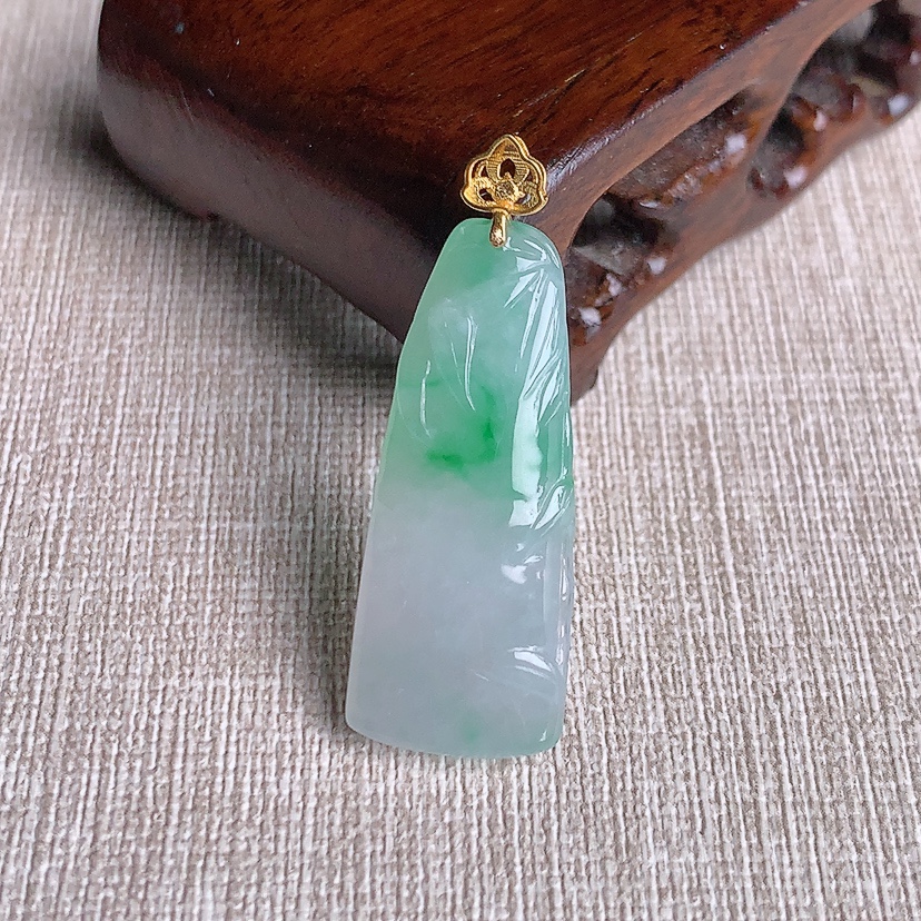 天然A货翡翠18K金扣头飘绿竹节节节高升吊坠 
尺寸39.8-34.2-14-6.3mm 重量6.0