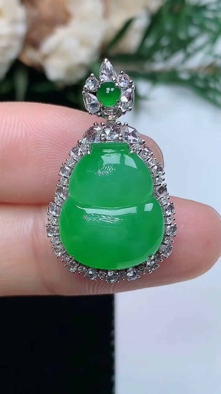 天然A货翡翠葫芦吊坠，尺寸27.5-16.3-8，裸石15.4-12.8，重量:4.26g
3月31