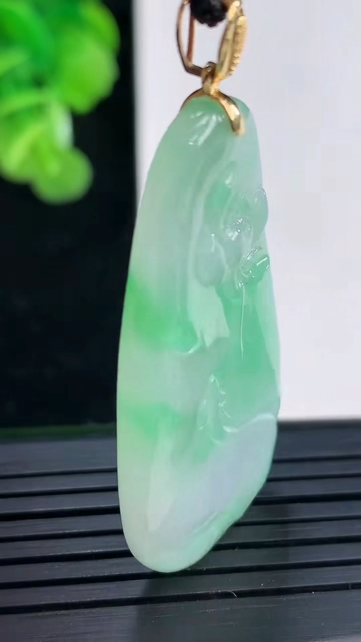天然A货翡翠和和美美 荷叶鱼吊坠尺寸43.5-23.1-5.6重量:12.51g
3月31日