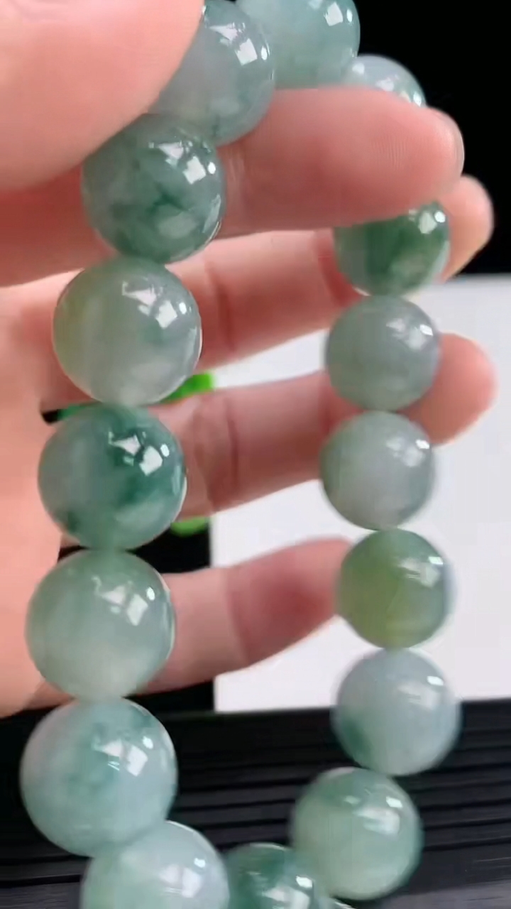 天然A货翡翠飘花圆珠手串尺寸12.8-16颗重量:56.73g3月31日
工厂直销收藏佳品,种好水足，色泽均匀，有种有色，上手高大气！