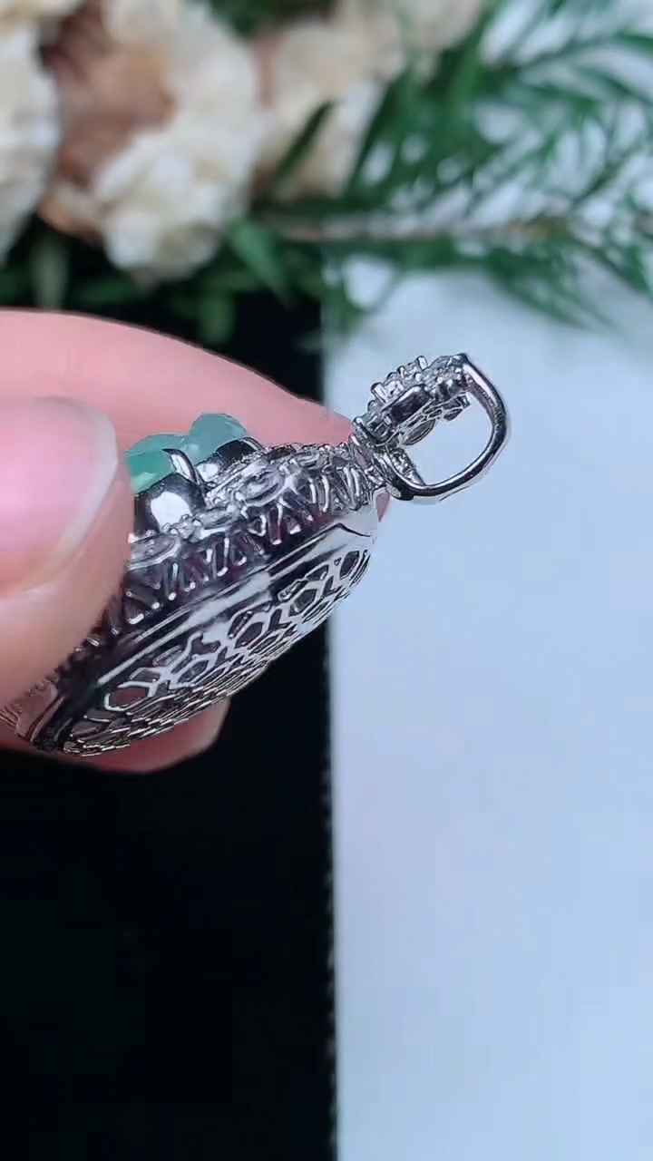 天然A货翡翠佛公吊坠，尺寸29-26-11.9，裸石13.9-22.5，重量:7.43g
3月31日