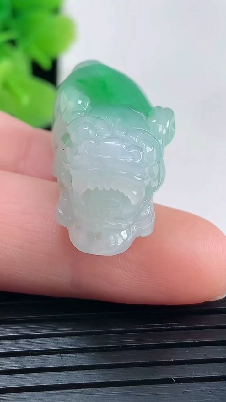 天然A货翡翠貔貅吊坠尺寸30.7-13.1-13.8重量:13.00g
3月31日