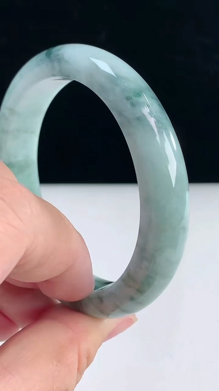 圈口55-56翡翠a货飘花宽边手镯尺寸55.5-12-8.8重:56.18g 2863月31日