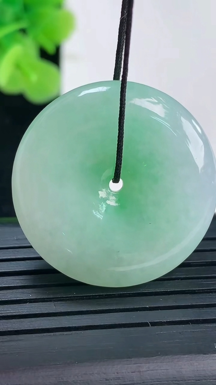 天然A货翡翠平安扣吊坠尺寸29.6-6.7重量:12.89g
3月31日