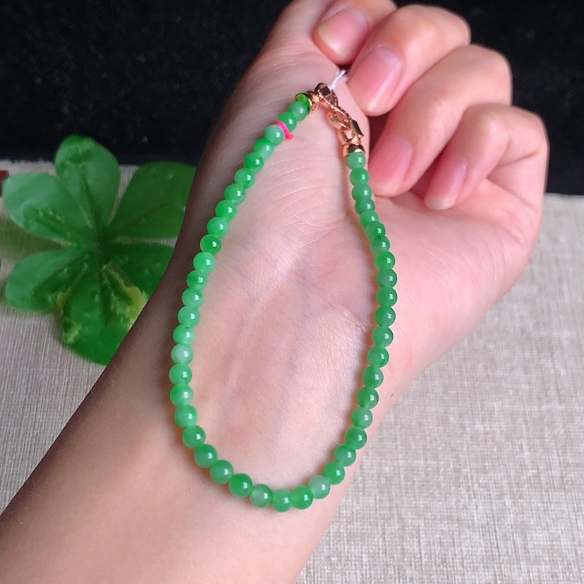 天然A货翡翠满绿圆珠佛珠手串 
尺寸3.8mm 重量5.70g 0329