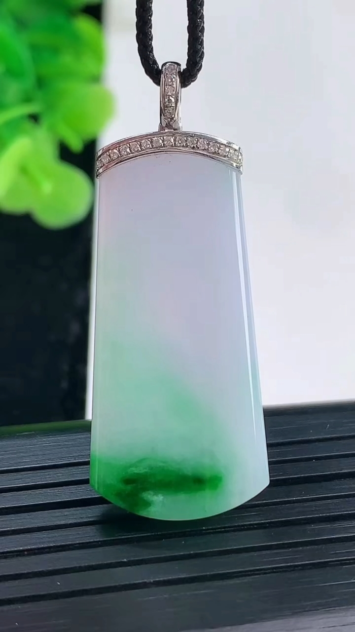 天然A货翡翠无事牌吊坠尺寸36-16.4-4.2重量:6.96g
3月31日