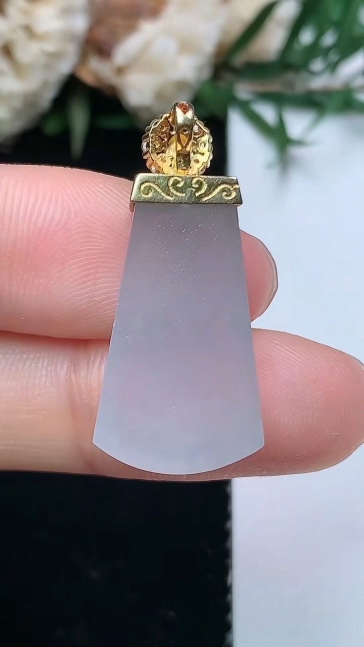 天然A货翡翠白冰无事牌吊坠，尺寸20.6-13-4.5，重量:4.16g
3月31日