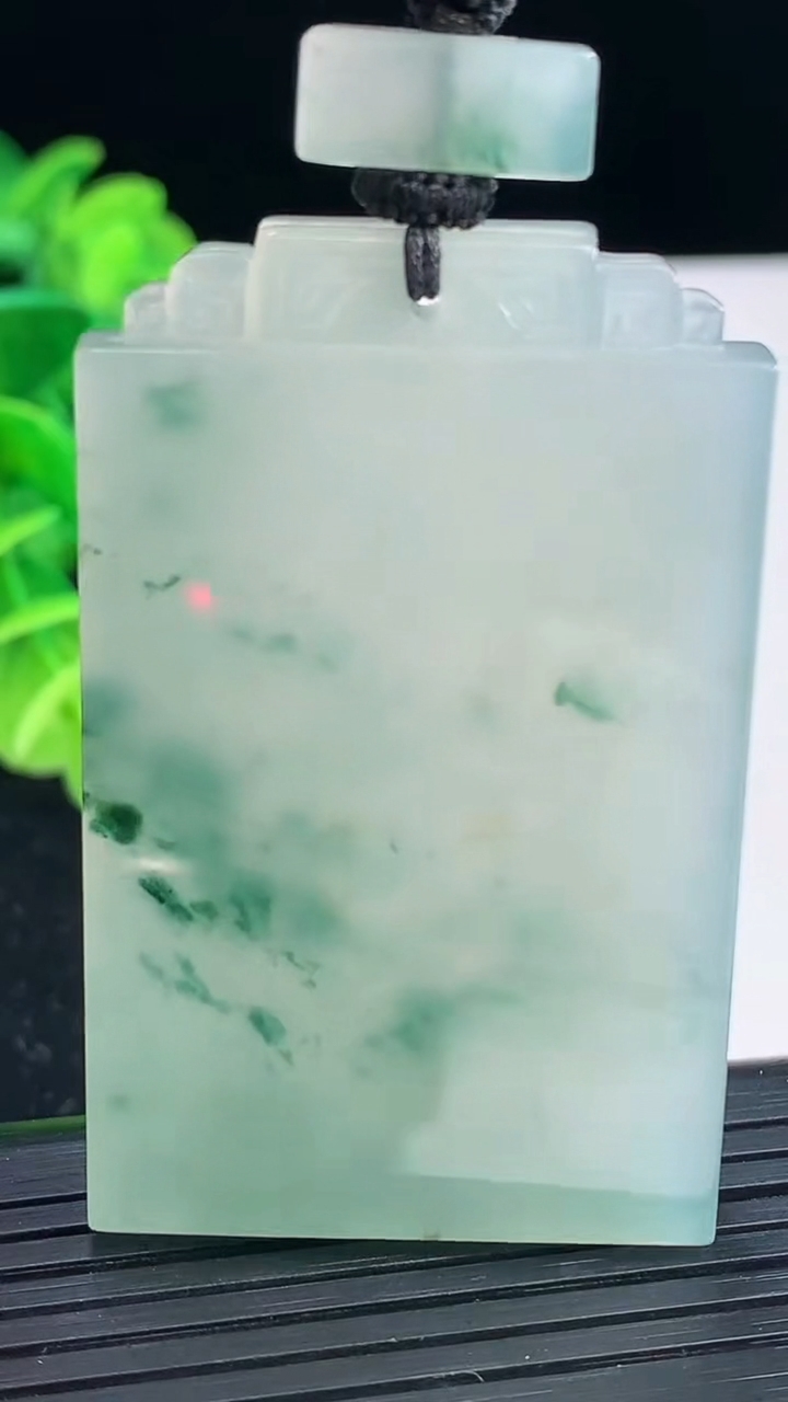 天然A货翡翠种飘花仿古无事牌吊坠尺寸53.4-33.5-5.7重量:38.65g
3月31日