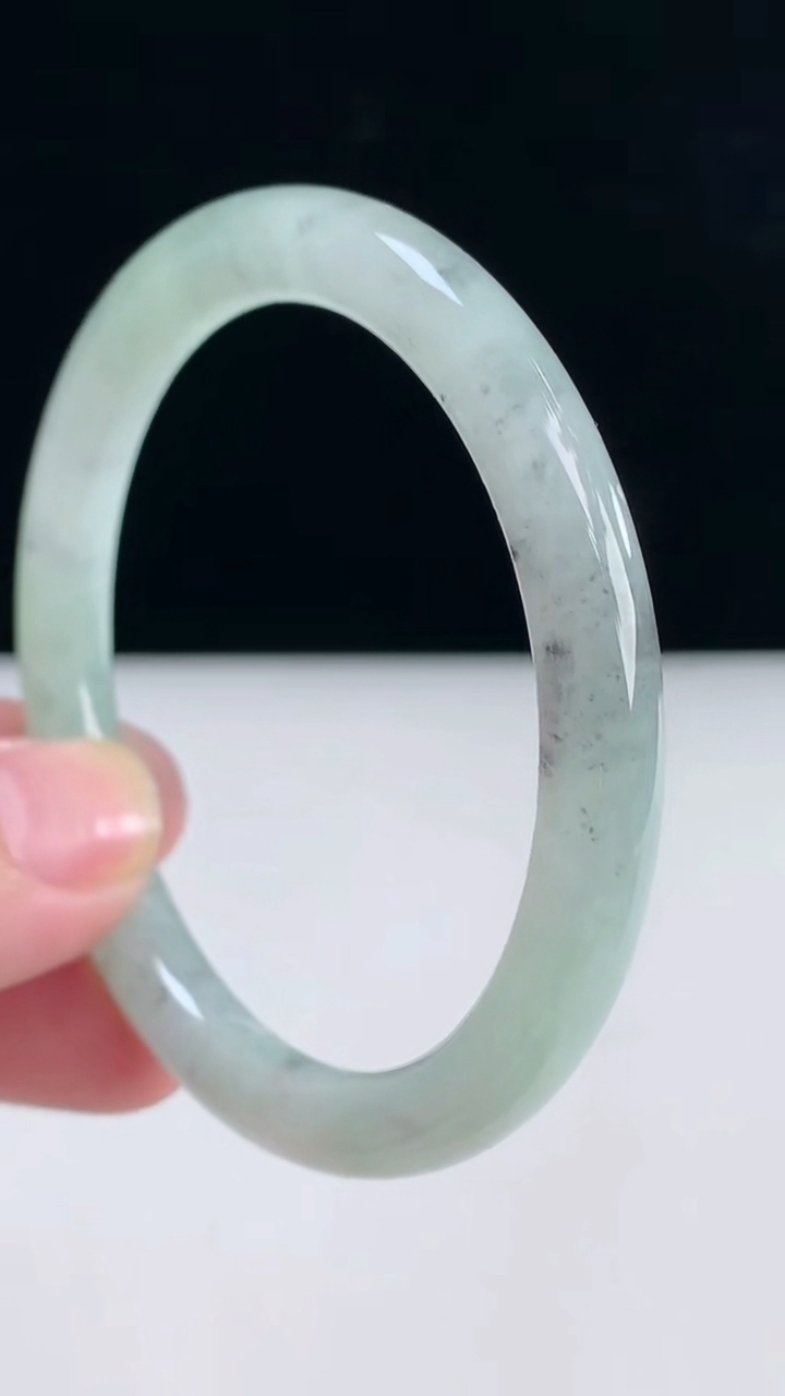 圈口52-53翡翠a货飘圆条手镯尺寸52.4-7-7.4重:25.76g2363月31日