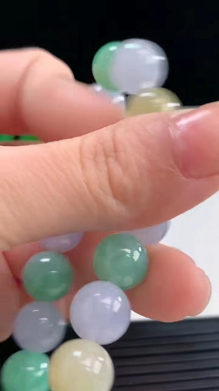 天然A货翡翠三彩圆珠手串尺寸9.8-19颗重量:33.20g3月31日
工厂直销收藏佳品,种好水足，色泽均匀，有种有色，上手高大气！