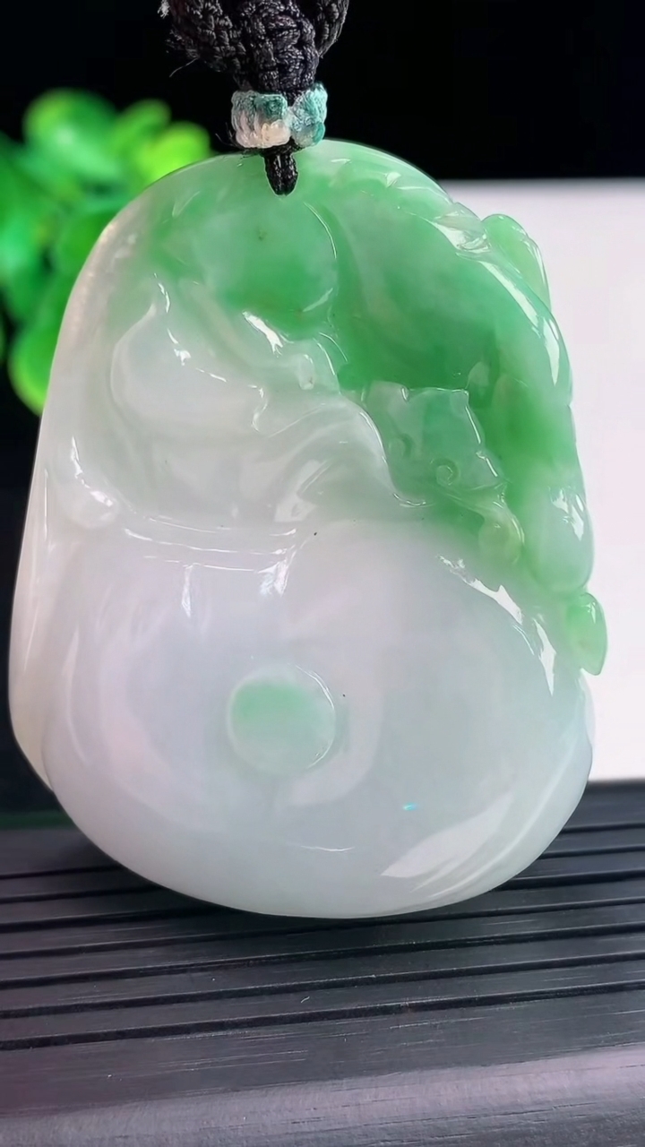 天然A货翡翠貔貅 钱袋吊坠尺寸55.7-44.2-15.7重量:64.57g
3月31日