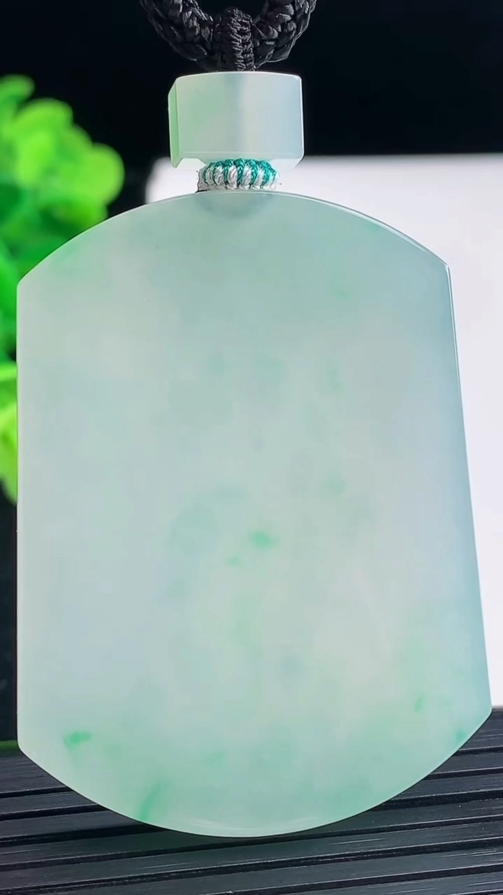 天然A货翡翠无事牌吊坠尺寸51-38.1-5.7重量:39.57g
3月31日