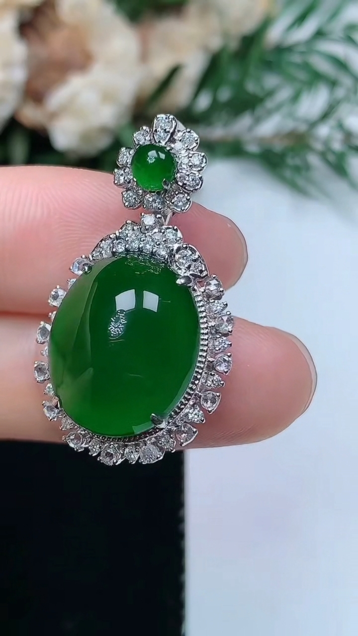 天然A货翡翠蛋面吊坠，尺寸30-17.6-12.5，裸石15.2-16，重量:6.25g
3月31日