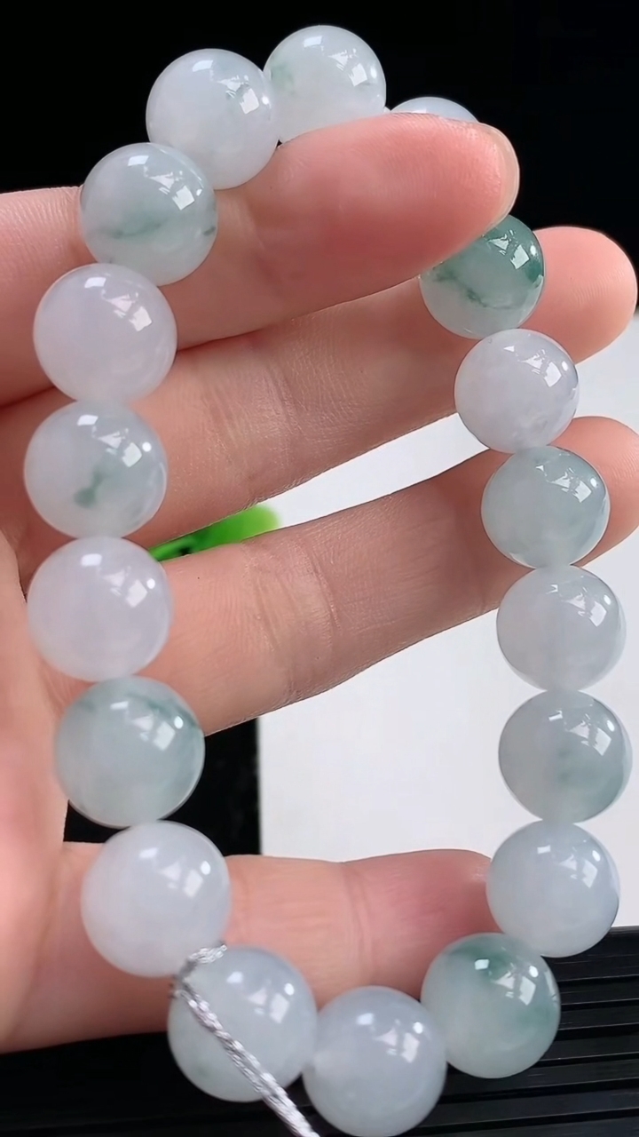 天然A货翡翠飘花圆珠手串尺寸10.5-18颗重量:37.05g3月31日
工厂直销收藏佳品,种好水足，色泽均匀，有种有色，上手高大气！