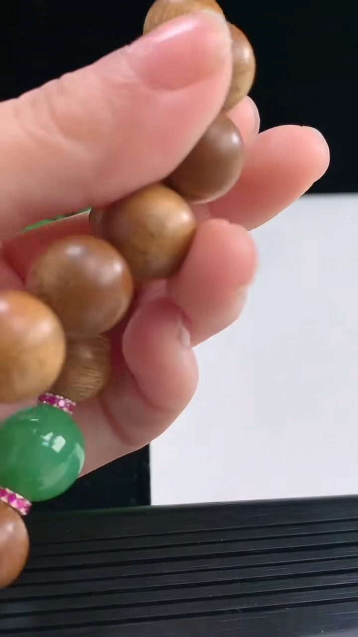 天然A货翡翠檀香圆珠手串尺寸13.4重量:11.73g3月31日
工厂直销收藏佳品,种好水足，色泽均匀，有种有色，上手高大气！