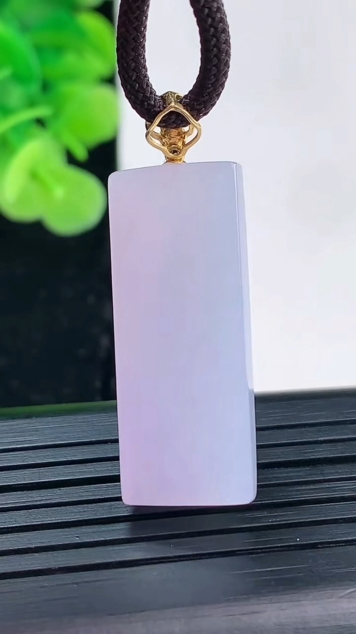 天然A货翡翠18K金紫罗兰无事牌吊坠尺寸31.4-12.2-9.5重量:9.70g
3月31日