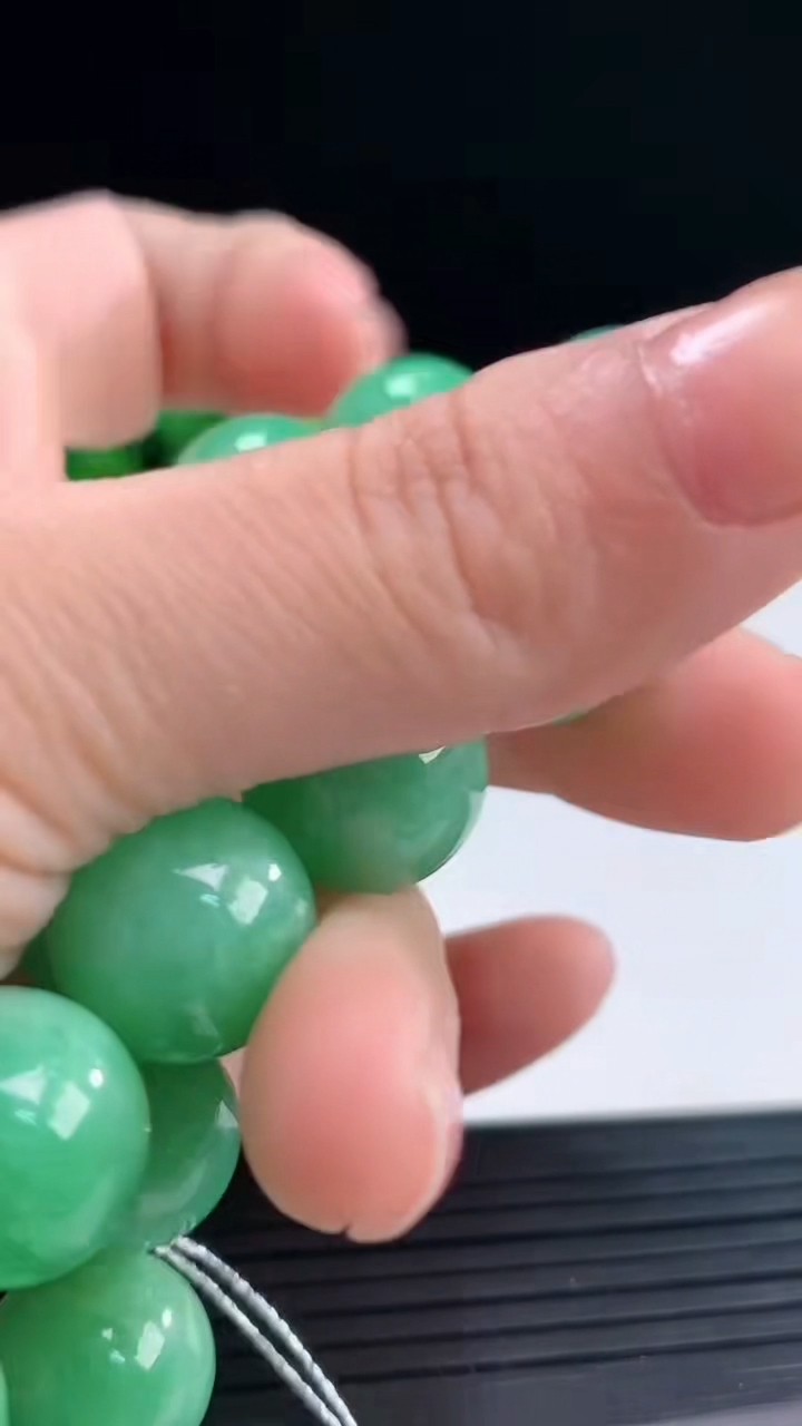 天然A货翡翠圆珠手串尺寸13.8-15颗重量:70.49g3月31日
工厂直销收藏佳品,种好水足，色泽均匀，有种有色，上手高大气！