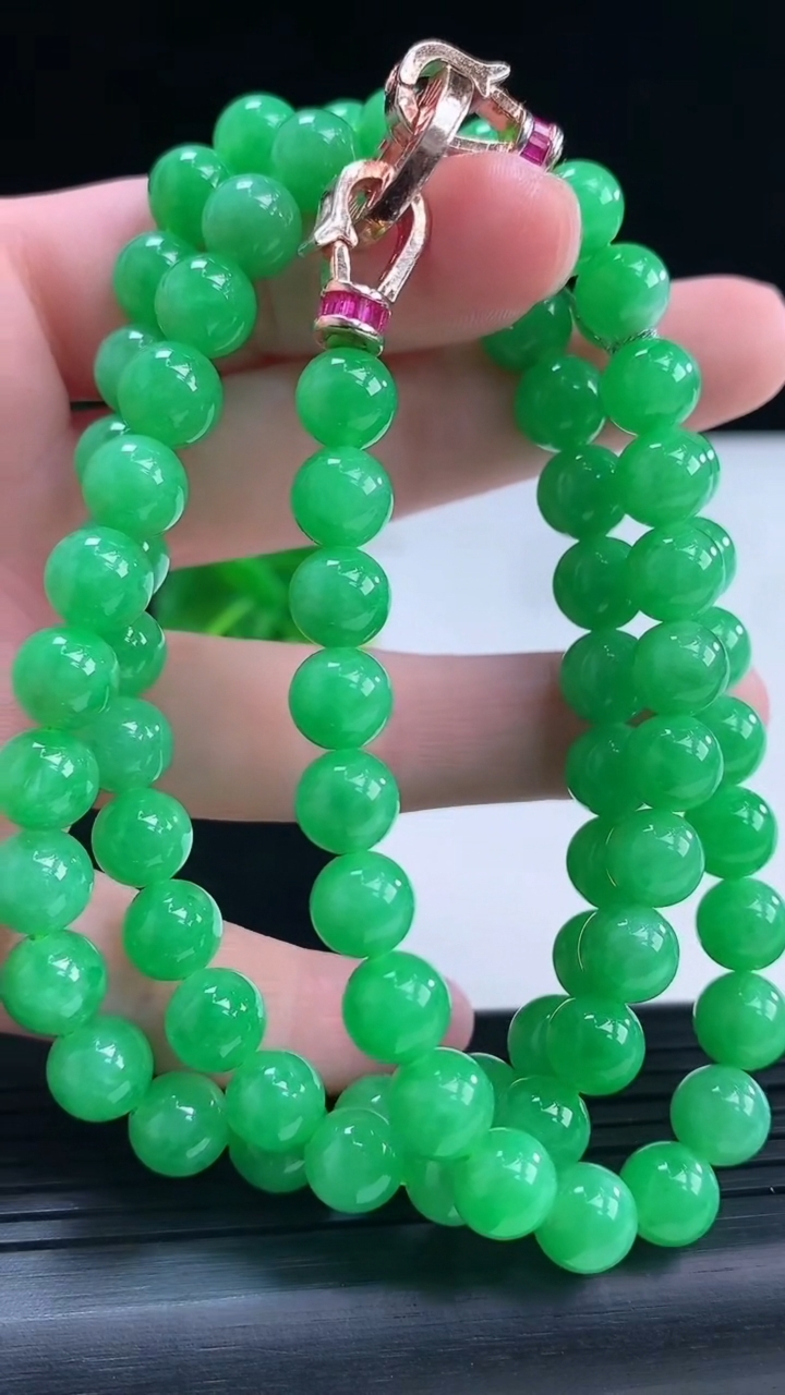 天然A货翡翠圆珠项链尺寸7.6-76颗重量:63.50g3月31日
工厂直销收藏佳品,种好水足，色泽均匀，有种有色，上手高大气！