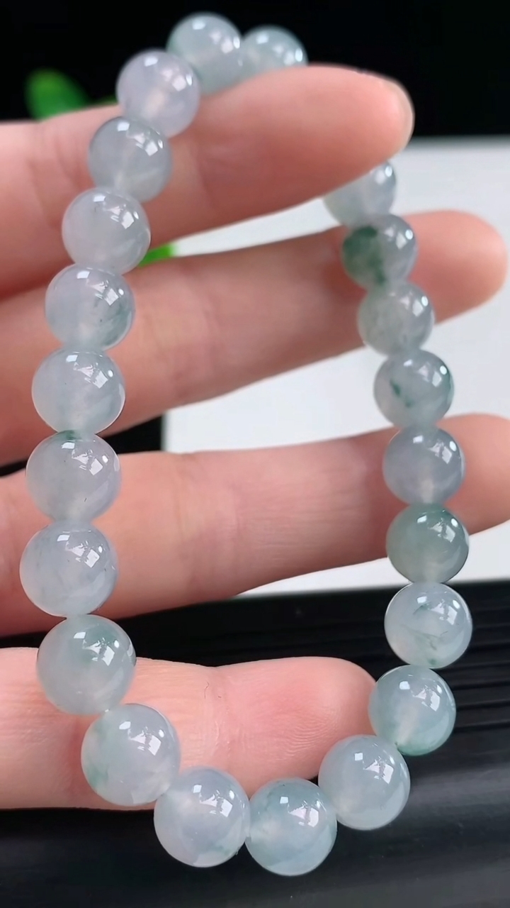 天然A货翡翠种飘花圆珠手串尺寸8-23颗重量:20.64g3月31日
工厂直销收藏佳品,种好水足，色泽均匀，有种有色，上手高大气！